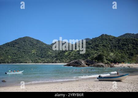 La plage de Cachadaço (Praia do Cachadaço), bordée par la végétation tropicale de Mata Atlântica ('forêt atlantique') est vue à Trindade, Paraty. La Mata Atlantica est une forêt tropicale, désignée réserve de biosphère par l'UNESCO, qui s'étend de la côte brésilienne au nord de l'Argentine. Banque D'Images