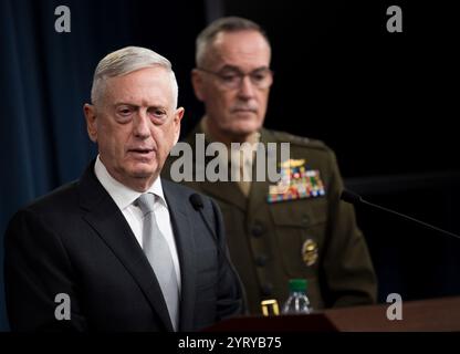 Le secrétaire à la Défense James N. Mattis et le génie du corps des Marines Joe Dunford, président des joint Chiefs of Staff, présentent brièvement les frappes aériennes américaines en cours sur la Syrie lors d'une conférence de presse conjointe au Pentagone, le 13 avril 2018. Banque D'Images