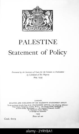 Le Livre blanc sur la Palestine ; 1939 ; publié comme document politique, par le gouvernement britannique sous Neville Chamberlain en réponse à la révolte arabe de 1936-39. Après son approbation officielle à la Chambre des communes le 23 mai 1939, elle a servi de politique gouvernementale pour la Palestine mandataire de 1939 jusqu'au départ britannique en 1948. La politique, rédigée pour la première fois en mars 1939, a été préparée unilatéralement par le gouvernement britannique à la suite de l'échec de la Conférence arabo-sioniste de Londres. Le journal appelait à la création d'une maison nationale juive dans un État palestinien indépendant dans les 10 ans Banque D'Images