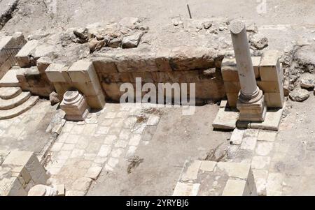 Ruines de la forteresse des croisés, Bayt Jibrin (Beit Guvrin), Israël. Au VIIIe siècle av. J.-C., le village faisait partie du Royaume de Juda. Après la tourmente de la première guerre judéo-romaine et la révolte de Bar Kokhba, la ville est devenue une colonie romaine florissante et un centre administratif majeur sous le nom d'Eleutheropolis. Le site a été fouillé par Victor Guérin en 1863. Banque D'Images