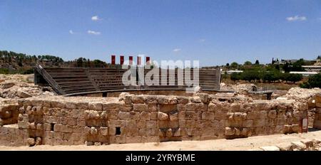 Ruines de l'amphithéâtre romain, Bayt Jibrin (Beit Guvrin), Israël. Au VIIIe siècle av. J.-C., le village faisait partie du Royaume de Juda. Après la tourmente de la première guerre judéo-romaine et la révolte de Bar Kokhba, la ville est devenue une colonie romaine florissante et un centre administratif majeur sous le nom d'Eleutheropolis. Le site a été fouillé par Victor Guérin en 1863. Banque D'Images