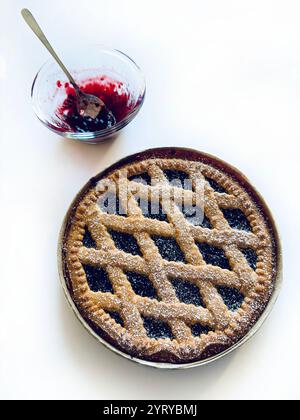 Tarte maison avec confiture de baies isolée sur fond blanc. Linzer tarte, dessert autrichien. Directement au-dessus. Banque D'Images