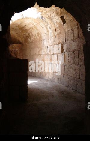 Ruines de l'amphithéâtre romain, Bayt Jibrin (Beit Guvrin), Israël. Au VIIIe siècle av. J.-C., le village faisait partie du Royaume de Juda. Après la tourmente de la première guerre judéo-romaine et la révolte de Bar Kokhba, la ville est devenue une colonie romaine florissante et un centre administratif majeur sous le nom d'Eleutheropolis. Le site a été fouillé par Victor Guérin en 1863. Banque D'Images