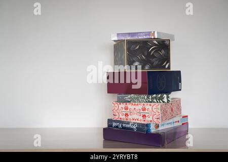 Strasbourg, France - octobre 2024 : pile de calendriers beauté et doux de l'AVENT. Traditions de Noël commerce et surconsommation. Banque D'Images