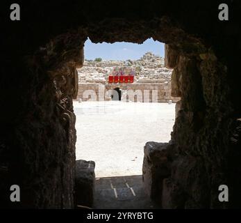 Ruines de l'amphithéâtre romain, Bayt Jibrin (Beit Guvrin), Israël. Au VIIIe siècle av. J.-C., le village faisait partie du Royaume de Juda. Après la tourmente de la première guerre judéo-romaine et la révolte de Bar Kokhba, la ville est devenue une colonie romaine florissante et un centre administratif majeur sous le nom d'Eleutheropolis. Le site a été fouillé par Victor Guérin en 1863. Banque D'Images