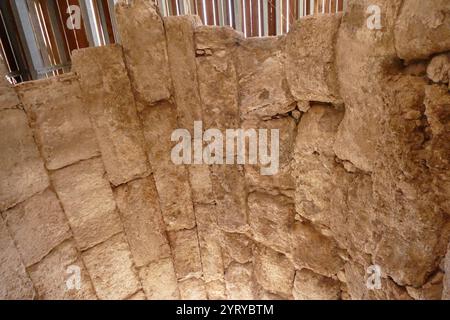 Ruines de l'amphithéâtre romain, Bayt Jibrin (Beit Guvrin), Israël. Au VIIIe siècle av. J.-C., le village faisait partie du Royaume de Juda. Après la tourmente de la première guerre judéo-romaine et la révolte de Bar Kokhba, la ville est devenue une colonie romaine florissante et un centre administratif majeur sous le nom d'Eleutheropolis. Le site a été fouillé par Victor Guérin en 1863. Banque D'Images