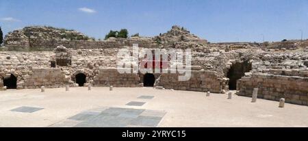 Ruines de l'amphithéâtre romain, Bayt Jibrin (Beit Guvrin), Israël. Au VIIIe siècle av. J.-C., le village faisait partie du Royaume de Juda. Après la tourmente de la première guerre judéo-romaine et la révolte de Bar Kokhba, la ville est devenue une colonie romaine florissante et un centre administratif majeur sous le nom d'Eleutheropolis. Le site a été fouillé par Victor Guérin en 1863. Banque D'Images