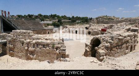 Ruines de l'amphithéâtre romain, Bayt Jibrin (Beit Guvrin), Israël. Au VIIIe siècle av. J.-C., le village faisait partie du Royaume de Juda. Après la tourmente de la première guerre judéo-romaine et la révolte de Bar Kokhba, la ville est devenue une colonie romaine florissante et un centre administratif majeur sous le nom d'Eleutheropolis. Le site a été fouillé par Victor Guérin en 1863. Banque D'Images