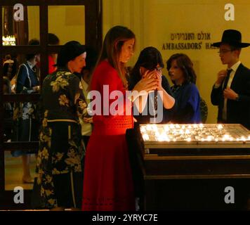 Bougies allumées dans un hôtel de Jérusalem pour le Shabbat juif, un jour de repos hebdomadaire, observé du coucher du soleil vendredi jusqu'à l'apparition de trois étoiles dans le ciel samedi soir. Banque D'Images