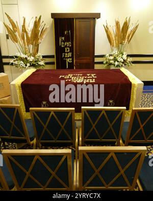 Une arche pour la Torah défile à l'intérieur d'une synagogue à Jérusalem, en Israël Banque D'Images