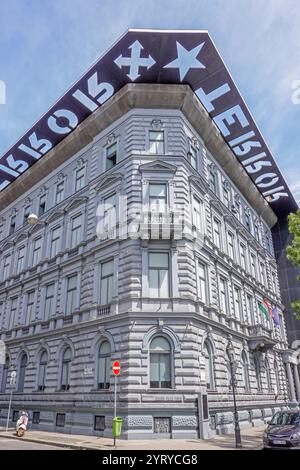 Hongrie, Budapest, le musée de la Maison de la terreur est situé sur l'avenue Andrassy. Il contient des expositions liées aux régimes fascistes et communistes en Hongrie du XXe siècle et est également un mémorial aux victimes de ces régimes, y compris celles qui ont été détenues, interrogées, torturées ou tuées dans le bâtiment. Photo © Fabio Mazzarella/Sintesi/Alamy Stock photo Banque D'Images