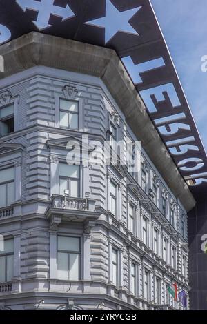 Hongrie, Budapest, le musée de la Maison de la terreur est situé sur l'avenue Andrassy. Il contient des expositions liées aux régimes fascistes et communistes en Hongrie du XXe siècle et est également un mémorial aux victimes de ces régimes, y compris celles qui ont été détenues, interrogées, torturées ou tuées dans le bâtiment. Photo © Fabio Mazzarella/Sintesi/Alamy Stock photo Banque D'Images