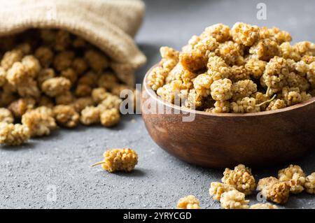 Fruits de mûrier blancs séchés sur fond rustique, fruits de collation sains, concept de noix Banque D'Images