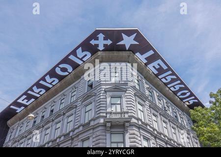 Hongrie, Budapest, le musée de la Maison de la terreur est situé sur l'avenue Andrassy. Il contient des expositions liées aux régimes fascistes et communistes en Hongrie du XXe siècle et est également un mémorial aux victimes de ces régimes, y compris celles qui ont été détenues, interrogées, torturées ou tuées dans le bâtiment. Photo © Fabio Mazzarella/Sintesi/Alamy Stock photo Banque D'Images