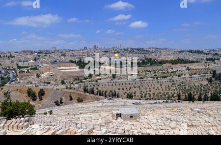 El Aqsa et le Dôme du Rocher (Qubbat al-Sakhrah), mosquées, sur le Mont du Temple dans la vieille ville de Jérusalem. Initialement achevé en 691 EC sur ordre du calife omeyyade Abd al-Malik. Construit sur le site du temple romain de Jupiter Capitolinus, qui avait à son tour été construit sur le site du second temple juif, détruit pendant le siège romain de Jérusalem en 70 EC. Le dôme original s'est effondré en 1015 et a été reconstruit en 1022-23. Le Dôme du Rocher est dans son noyau l'une des plus anciennes œuvres existantes de l'architecture islamique. La grande importance du site pour les musulmans est la croyance que le PR Banque D'Images