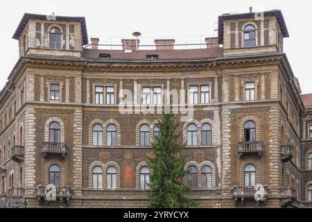 Hongrie, Budapest, ancienne et belle façade de bâtiment peint sur la place du cirque Kodaly Korond photo © Fabio Mazzarella/Sintesi/Alamy Stock photo Banque D'Images