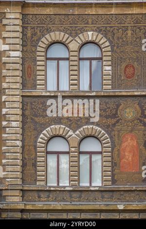 Hongrie, Budapest, ancienne et belle façade de bâtiment peint sur la place du cirque Kodaly Korond photo © Fabio Mazzarella/Sintesi/Alamy Stock photo Banque D'Images