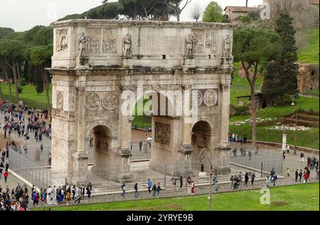 Le temple de Vénus et Roma ; le plus grand temple de la Rome antique. Situé sur la colline Velian, entre le bord oriental du Forum Romanum et le Colisée, il était dédié aux déesses Vénus Félix ('Vénus le porteur de la bonne fortune') et Roma Aeterna ('Rome éternelle'). L'architecte était l'empereur Hadrien et la construction a commencé en 121. Il a été officiellement inauguré par Hadrien en 135, et terminé en 141 sous Antonin Pie. Banque D'Images