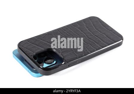 L'étui pour smartphone est en cuir de crocodile noir sur fond blanc. Banque D'Images