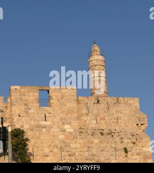 Les murs de Jérusalem entourent la vieille ville de Jérusalem. En 1535, lorsque Jérusalem faisait partie de l'Empire ottoman, le sultan Suleiman Ier ordonna la reconstruction des remparts en ruine. Le travail a duré environ quatre ans, entre 1537 et 1541. La longueur des murs est de 4 018 mètres (2,4966 miles). En 1981, les remparts de Jérusalem ont été ajoutés à la liste du patrimoine mondial de l'UNESCO Banque D'Images