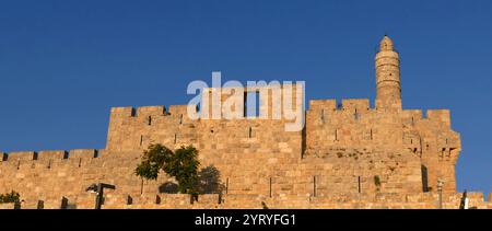 Les murs de Jérusalem entourent la vieille ville de Jérusalem. En 1535, lorsque Jérusalem faisait partie de l'Empire ottoman, le sultan Suleiman Ier ordonna la reconstruction des remparts en ruine. Le travail a duré environ quatre ans, entre 1537 et 1541. La longueur des murs est de 4 018 mètres (2,4966 miles). En 1981, les remparts de Jérusalem ont été ajoutés à la liste du patrimoine mondial de l'UNESCO Banque D'Images