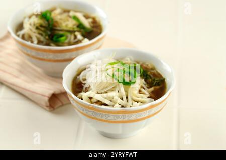Soto CAAM Mangkok Cilik. Soto est une soupe traditionnelle indonésienne aux épices avec poulet, Noodlea et chou tranché. Servi dans un petit bol Banque D'Images