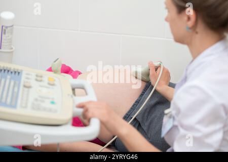 Le médecin fait une échographie d'une femme enceinte. Banque D'Images