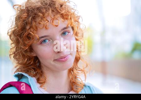 Portrait d'une jeune femme souriante avec plein air dans un cadre naturel Banque D'Images