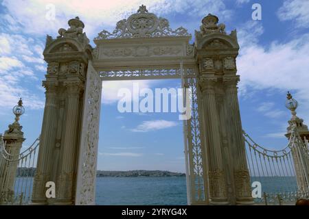 L'Arc de Constantin ; arc de triomphe à Rome, situé entre le Colisée et le Mont Palatin. Il a été érigé par le Sénat romain pour commémorer la victoire de Constantin Ier sur Maxence à la bataille du pont Milvien en 312. Dédié en 315, il est le plus grand arc de triomphe romain. Banque D'Images