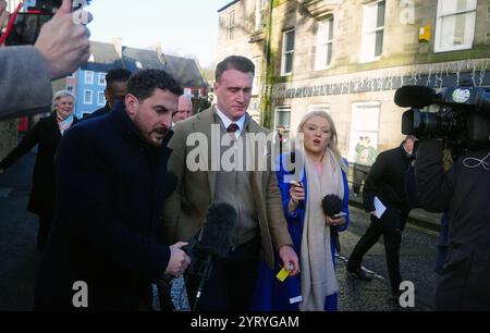 L'ancien capitaine écossais de rugby Stuart Hogg (au centre) quitte le Sheriff court de Jedburgh après avoir été condamné à une ordonnance de non-harcèlement de cinq ans et condamné à une amende après avoir violé la caution. Hogg a vu sa peine pour avoir abusé de sa femme séparée pendant cinq ans reportée au 9 janvier. Date de la photo : jeudi 5 décembre 2024. Banque D'Images