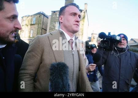 L'ancien capitaine écossais de rugby Stuart Hogg (au centre) quitte le Sheriff court de Jedburgh après avoir été condamné à une ordonnance de non-harcèlement de cinq ans et condamné à une amende après avoir violé la caution. Hogg a vu sa peine pour avoir abusé de sa femme séparée pendant cinq ans reportée au 9 janvier. Date de la photo : jeudi 5 décembre 2024. Banque D'Images