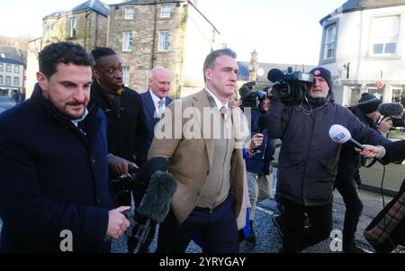 L'ancien capitaine écossais de rugby Stuart Hogg (au centre) quitte le Sheriff court de Jedburgh après avoir été condamné à une ordonnance de non-harcèlement de cinq ans et condamné à une amende après avoir violé la caution. Hogg a vu sa peine pour avoir abusé de sa femme séparée pendant cinq ans reportée au 9 janvier. Date de la photo : jeudi 5 décembre 2024. Banque D'Images