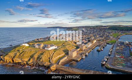 Péninsule de Burghead Moray Coast Scotland petit village et port avec bateaux de pêche et centre d'accueil circulaire blanc Banque D'Images