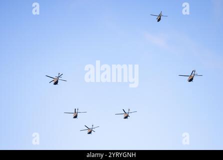 Hélicoptères de l'aile d'hélicoptères des forces armées suédoises (en suédois : Försvarsmaktens helikopterflottilj, Hkpflj), de la base aérienne de Malmen, lors d'un vol en formation d'arbre de Noël avec cinq hélicoptères 16 (Blackhawk UH-60) et un hélicoptère 15 (Agusta A109). Ici, au-dessus de Vadstena, en Suède, mardi. Banque D'Images