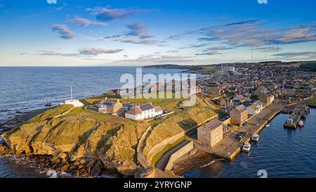 Péninsule de Burghead Moray Coast Scotland petit village et port avec bateaux de pêche, centre d'accueil circulaire blanc et Doorie Hill Banque D'Images