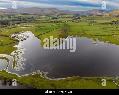 Des terres agricoles inondées le long de la rivière URE entre Hawes et Hardrow après la tempête Bert en 2024. North Yorkshire, Royaume-Uni. Banque D'Images