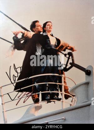 Image fixe du film Titanic, un film américain de 1997 réalisé, écrit, co-produit et co-monté par James Cameron. Basé sur les récits du naufrage du RMS Titanic, Leonardo DiCaprio et Kate Winslet jouent le rôle de membres de différentes classes sociales qui tombent amoureux à bord du navire lors de son malheureux voyage inaugural. Banque D'Images
