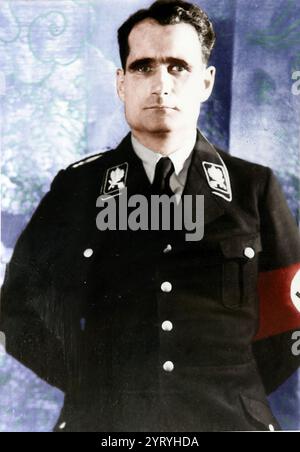 Rudolf Walter Richard Hess (1894 ? 1987) membre dirigeant du parti nazi en Allemagne nazie. Nommé adjoint F?hrer d'Adolf Hitler en 1933, Hess occupe ce poste jusqu'en 1941, date à laquelle il s'envole seul en Écosse pour tenter de négocier la paix avec le Royaume-Uni pendant la seconde Guerre mondiale. Il est fait prisonnier et finalement reconnu coupable de crimes contre la paix, purgeant une peine à perpétuité jusqu'à son suicide en 1987. Banque D'Images