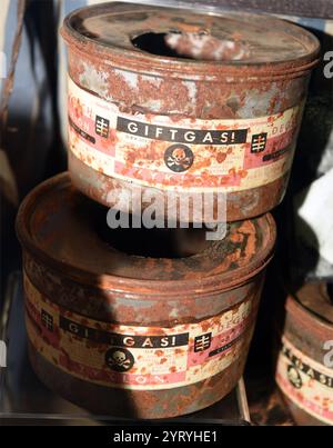 Le Zyklon B était un pesticide à base de cyanure inventé en Allemagne au début des années 1920 Il se composait de cyanure d'hydrogène (acide prussique), ainsi que d'un irritant pour les yeux et d'un des nombreux adsorbants tels que la terre de diatomées. Le produit est connu pour son utilisation par l'Allemagne nazie pendant l'Holocauste pour assassiner environ 1,1 millions de personnes dans des chambres à gaz installées à Auschwitz-Birkenau, Majdanek et d'autres camps d'extermination. Banque D'Images
