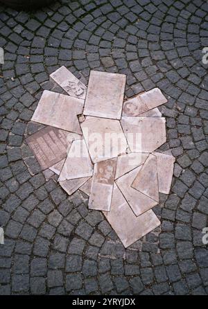 Monument à Hans et Sophie Scholl et au mouvement de résistance de la Rose Blanche contre le régime nazi, devant l'Université Ludwig Maximilian de Munich, Bavière, Allemagne. Banque D'Images