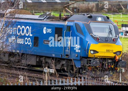 Direct Rail services Vossloh/Stadler Class 88 88006 'Aurora' locomotive électrique. Direct Rail services locomotive bimotorisée de classe 88 de Stadler Banque D'Images