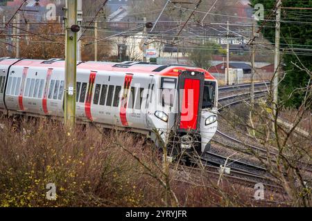 Transport pour le pays de Galles British Rail train de voyageurs diesel de classe 197 construit par la CAF sur la ligne principale de la côte ouest à Winwick. Banque D'Images