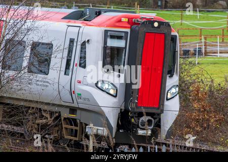 Transport pour le pays de Galles British Rail train de voyageurs diesel de classe 197 construit par la CAF sur la ligne principale de la côte ouest à Winwick. Banque D'Images