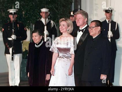 Le président Bill Clinton, la première dame Hillary Clinton, le président chinois Jiang Zemin (à droite) et l'épouse de Jiang Wang Yeping posent pour les photographes à l'arrivée de Jiang à la Maison Blanche pour un dîner d'État en son honneur le 29 octobre 1997 Banque D'Images