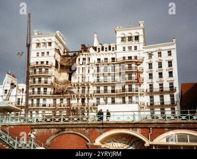 Le Grand Hôtel de Brighton après l'attentat de l'IRA. La photo a été prise le matin du 12 octobre 1984, quelques heures après l'explosion. Banque D'Images