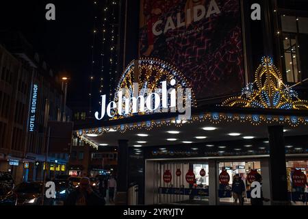 3-12-2024 Zurich, Suisse. Jelmoli Grand magasin de détail ou entrée du centre commercial sur Bahnhofstrasse la nuit. Décorations lumineuses de Noël. Banque D'Images
