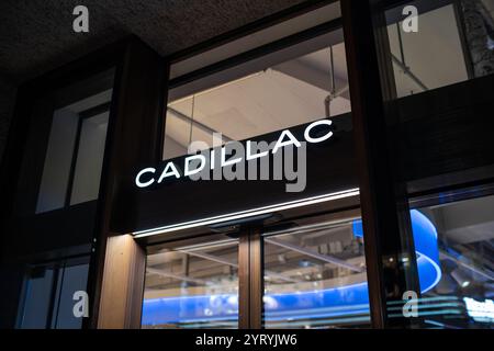 3-12-2024 Zurich, Suisse. Écriture Cadillac illuminée ou logo à l'extérieur de la salle d'exposition de la Bahnhofstrasse la nuit, personne n'est présent. Banque D'Images