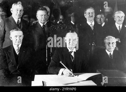 Le président AMÉRICAIN Coolidge signe le Kellogg ? Le Pacte Briand ou Pacte de Paris (Traité général pour la renonciation à la guerre comme instrument de politique nationale) était un accord international de paix dans lequel les états signataires promettaient de ne pas utiliser la guerre pour résoudre des différends ou des conflits. Signé par l'Allemagne, la France et les États-Unis le 27 août 1928, et par la plupart des autres états peu après. Banque D'Images