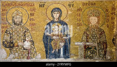 Mosaïque byzantine de Sainte-Sophie, Istanbul, représentant Jean II Comnène, Vierge Marie et Jésus, Irène de Hongrie. circa 1118. Banque D'Images