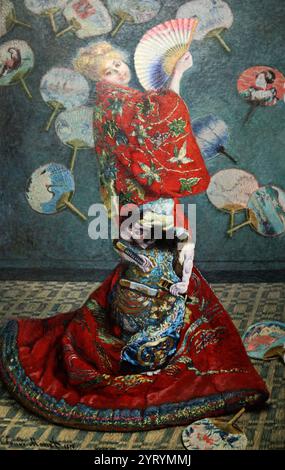 Camille Monet en costume japonais (la Japonaise), 1776 de Claude Monet Banque D'Images